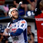 Pesäpalloliiton Läntinen alue palkitsi Etelä-Pohjanmaan kauden parhaita Seinäjoella perjantaina. Vuoden pelaajiksi arvostettiin Vimpelin Vedon Mikko Kanala (miehet), seinäjokisen Jussittarien Liinu Turpela (naiset) ja Matilda Niskakangas (tytöt) sekä Alajärven Ankkureiden Miika Etula (pojat). Mikko Kanala pelasi henkilökohtaisella tasolla yhden uransa parhaista kausista ja oli fyysisesti hirmuisessa kunnossa. Halsuan Toivon kasvatti sijoittui kärkilyöntitilastossa neljänneksi viisi ottelua pienemmällä ottelumäärällä edellään olleisiin sekä tilkitsi kakkosvahtina oman tonttinsa ulkopelissä vakuuttavasti ja heitti useita tärkeitä paloja. Itä-Länsi-pelaaja Liinu Turpela vastaanotti valtakunnallisessa Pesisgaalassa suuren kunnianosoituksen, kun kanssapelaajat äänestivät Espoon Pesiksen kasvatin kultaisen räpylän saajaksi parhaana ulkopelaajana. Etelä-Pohjanmaalla vuoden pelaajana palkittu Turpela on todella merkittävä osa Jussittarien menestysjoukkuetta. Vasta 17-vuotias Jussittarien Matilda Niskakangas on saavuttanut nuoresta iästään huolimatta jo paljon. Superpesiksen vuoden tulokas 2024 on jatkanut vahvaa tekemistään juniorisarjojen lisäksi naisten pääsarjassa. Poikien puolella vuoden nuorisopelaajana Etelä-Pohjanmaalla ansioitui tunnetun pesäpallosuvun uusin tähti Miika Etula. Ankkureiden joukkueiden lisäksi Etula auttoi Kankaanpään Mailan Ykköspesis-joukkuetta loppukaudesta vahvalla panoksellaan. Tietotaito periytyy myös sukupolvelta seuraaville. Entisistä huippupelaajista Koskenkorvan Urheilijat Superpesikseen luotsannut Antti Kuusisto palkittiin vuoden valmentajana ja nuorten parissa erinomaista työtä tehnyt Aki Orava vuoden juniorivalmentajana. Pesiksen eteen suurella intohimolla Vuoden seurana palkitulle Koskenkorvan Urheilijoille kausi oli erityisen onnistunut. Huipputasolla toteutui odotettu paluu miesten Superpesikseen ja junioripuolella toiminta jatkui vahvana. Kauden ehdottomiin huippuhetkiin lukeutui D-junioreiden Suurleiri, joka houkutteli Koskenkorvalle ja lähialueille leirihistorian ennätysmäärän joukkueita, 139. Nais- ja tyttötuomaritoiminta on Etelä-Pohjanmaalla hyvissä kantimissa. Tuomaripalkittuina saivat kunniaa Superpesiksestä tutut, illasta toiseen varmaotteiset pesätuomarit Heidi Huhta Lapualta ja Vilma MarttalaSeinäjoelta. Yhtenä illan hienoimmista hetkistä palkittiin merkittävää pyyteetöntä työtä pesäpallon parhaaksi tehneitä toimijoita. Mikko Taittonen on tuttu ääni lajin seuraajille eri joukkueiden kotiotteluista viime vuosilta. Entinen Superpesis-pelaaja Mikko Haukkala houkutteli hulppean kattauksen entisiä ja nykyisiä tähtipelaajia Ylihärmään tähdistöotteluunsa, joka tuotti 20 000 euron potin Pesis-Junkkareiden junioritoimintaan. Tiia Alakoskela on puolestaan uurastanut tuomaritoiminnan eteen lukemattoman määrän tunteja, suurella intohimolla ja pesissydämellä. Läntisen alueen Etelä-Pohjanmaan palkitut 2025 Vuoden pelaaja, naiset: Liinu Turpela; Jussittaret, Seinäjoki Vuoden pelaaja, miehet: Mikko Kanala; Vimpelin Veto Nuorisopelaaja, tytöt: Matilda Niskakangas; Jussittaret, Seinäjoki Nuorisopelaaja, pojat: Miika Etula; Alajärven Ankkurit Vuoden seura: Koskenkorvan Urheilijat Valmentaja: Antti Kuusisto; Koskenkorvan Urheilijat Juniorivalmentaja: Aki Orava; Vaasan Mailan Juniorit Vuoden tuomari: Heidi Huhta; Lapua Nuorisotuomari: Vilma Marttala; Seinäjoki Erityismaininta: Mikko Taittonen Erityismaininta: Mikko Haukkala Pesissydän: Tiia Alakoskela Kauden menestyjiä C-tyttöjen Suomen mestari: Seinäjoen Maila-Jussit D-poikien leirihopeaa: Seinäjoen Maila-Jussit D-tyttöjen leirihopeaa: Seinäjoen Maila-Jussit D-poikien leiripronssia: Koskenkorvan Urheilijat E-tyttöjen leirimestari: Lapuan Virkiä E-poikien leiripronssia: