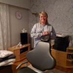 Uusi suunta yli 30 vuoden uran jälkeen – purentalihashieronta vei mennessään Heli Ketola ottaa asiakkaita vastaan kotonaan Kurejoella. –Parasta on ollut se, että olen voinut tuoda apua asiakkaan vaivoihin. Se saa tuntemaan syvää kiitollisuutta.