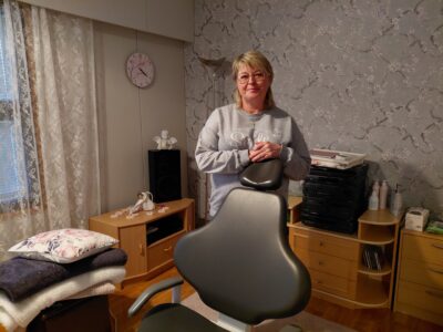 Heli Ketola ottaa asiakkaita vastaan kotonaan Kurejoella. –Parasta on ollut se, että olen voinut tuoda apua asiakkaan vaivoihin. Se saa tuntemaan syvää kiitollisuutta. 