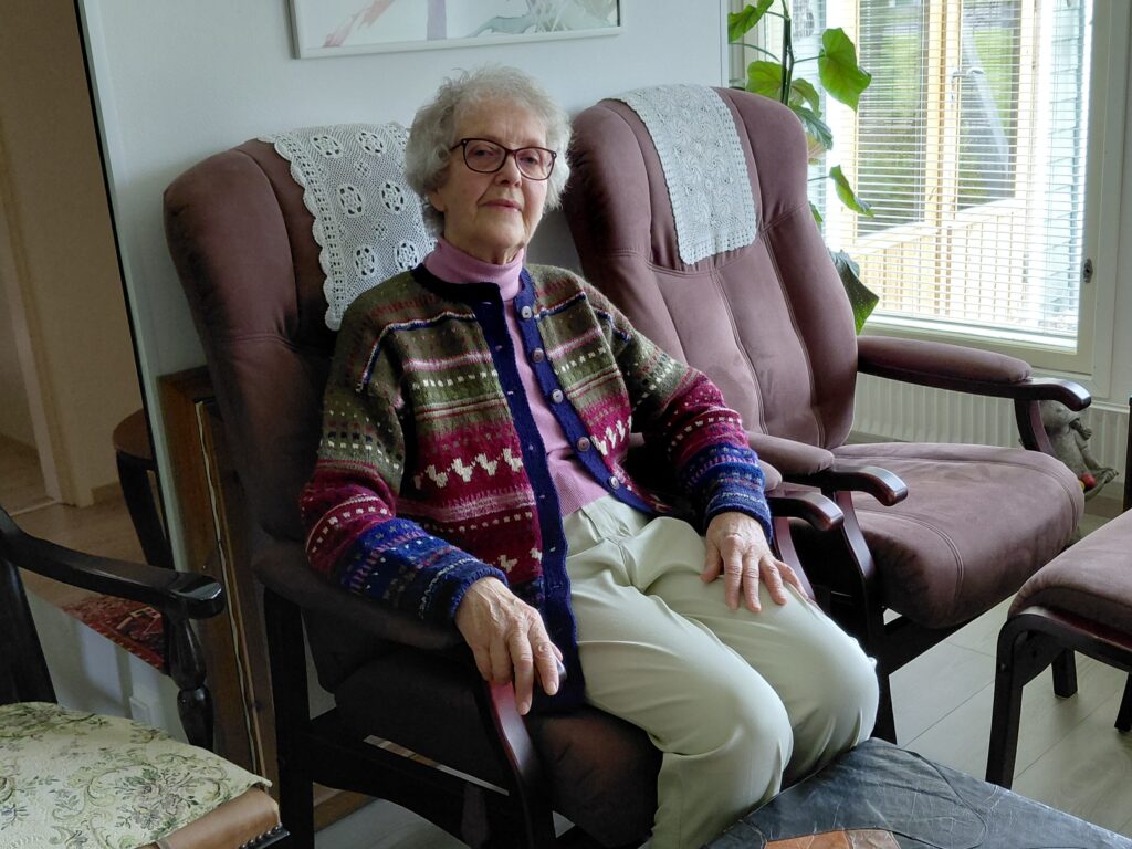 Maija Isojoki muistelee mielellään menneitä vuosia. Yksi lapsuusvuosien mieleenpainuvimpia kokemuksia oli vuonna 1945 koettu auringonpimennys heinäpellolla. –Olimme heinäpellolla kotikonnuilla Kemijärvellä ja muistan vieläkin, kuinka yhtäkkiä pimeys koitti. Kaikki pysähtyi, jopa linnut lakkasivat laulamasta. Se oli aika pelottavaa. En ole sen jälkeen vastaavaa kokenut.