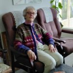 Maija Isojoki muistelee mielellään menneitä vuosia. Yksi lapsuusvuosien mieleenpainuvimpia kokemuksia oli vuonna 1945 koettu auringonpimennys heinäpellolla. –Olimme heinäpellolla kotikonnuilla Kemijärvellä ja muistan vieläkin, kuinka yhtäkkiä pimeys koitti. Kaikki pysähtyi, jopa linnut lakkasivat laulamasta. Se oli aika pelottavaa. En ole sen jälkeen vastaavaa kokenut.