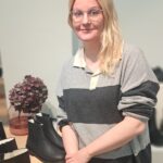 Terhi Pölkki Helsingin Kruununhaan liikkeessään.