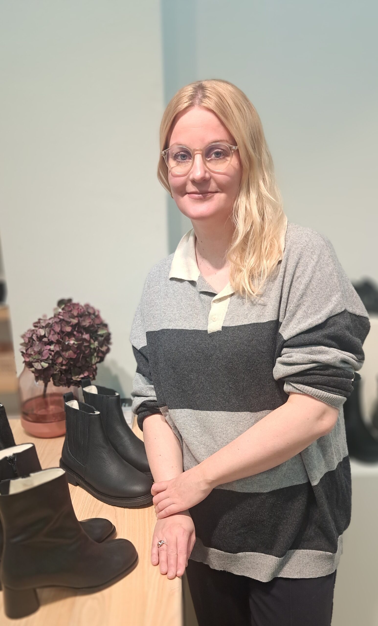 Terhi Pölkki Helsingin Kruununhaan liikkeessään.