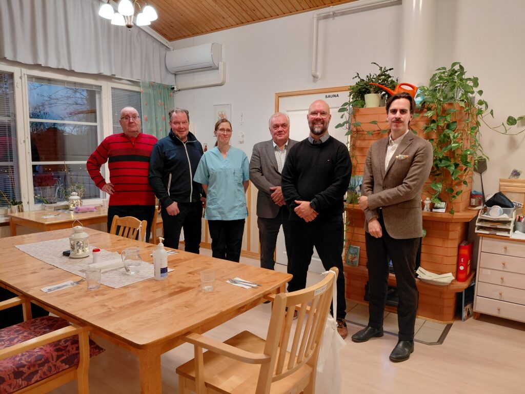 Kuvassa Aimo Huopana (vas.), Ville Ala-aho, vastaava sairaanhoitaja Johanna Kleemola, kunnanhallituksen puheenjohtaja Hannu Särkinen, Kim Berg ja Matias Mäkynen.