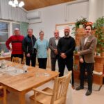 Kuvassa Aimo Huopana (vas.), Ville Ala-aho, vastaava sairaanhoitaja Johanna Kleemola, kunnanhallituksen puheenjohtaja Hannu Särkinen, Kim Berg ja Matias Mäkynen.