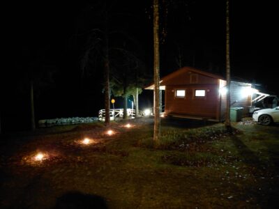 Vapaaehtoistyö ei siis ole pelkästään antamista, se on myös saamista. Yhteiset hetket, uudet tuttavuudet ja tunne siitä, että tekee jotakin hyvää, pitävät yhteisön elinvoimaisena ja mielen virkeänä. Vieresniemi tarjosi kohtaamiselle mukavat puitteet. 