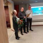uoden 2025 toimija Daniel Pakulla (oik.). Palkitsemassa Sari Hyttinen (vas.) ja Jussi Keijonen.