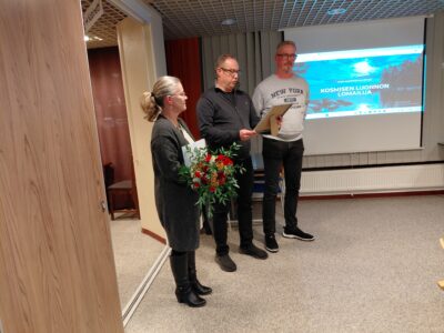 uoden 2025 toimija Daniel Pakulla (oik.). Palkitsemassa Sari Hyttinen (vas.) ja Jussi Keijonen.
