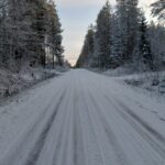 Lumisateen myötä ajokeli huononee.