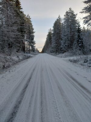 Lumisateen myötä ajokeli huononee.