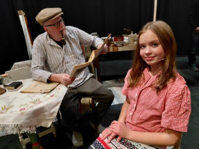 Elon retkellä siellä jossain -näytelmän ensi-iltaa vietetään itsenäisyyspäivänä. Kuvassa näytelmän harjoituksissa kuvattu Aada Antila (oik.) ja Seppo Koivisto.