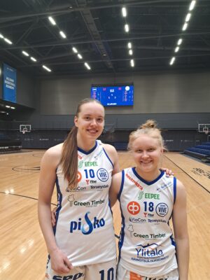 Vedon lapualaisvahvistukset Silja Viita ja Pihla Jaatinen olivat pelipäällä Helsingissä. Kuva: ViVe.