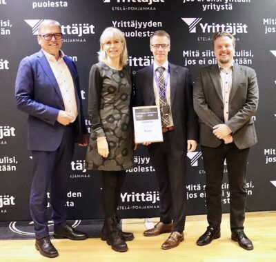 Palkinnon vastaanottivat alueellisessa kunnallisjohdon seminaarissa Seinäjoella kaupunginjohtaja Vesa Rantala, Alahärmän Yrittäjien puheenjohtaja Päivi Sillanpää, valtuuston 1. varapuheenjohtaja Jari Välikangas ja kehitysjohtaja Juha-Martti Kuoppala.