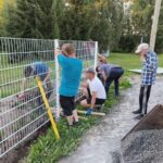 Pokelan kentän kunnostushanke maalissa Aidan asennus on tarkkaa työtä.