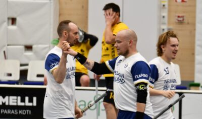 Teemu Pukkinen ja Aki Pälli juhlivat maaleja useaan otteeseen kotiturnauksessa. Arkistokuva.