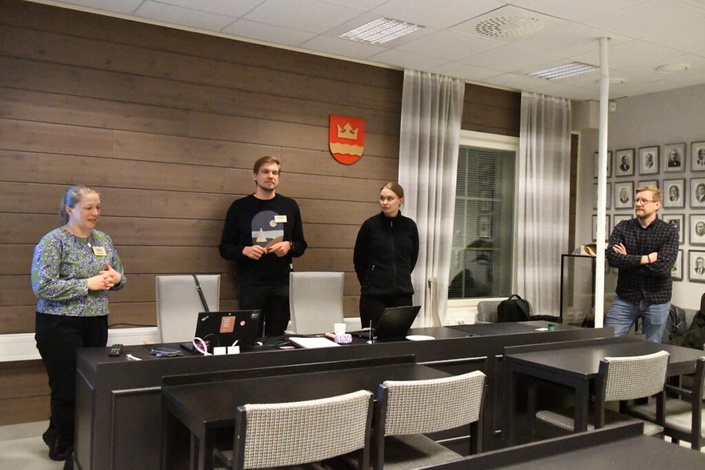 Maija Sohlman, Ville Nevala, Nette Koljonen ja Carl Andtfolk kertoivat Korkeamaan tuulivoimapuistohankkeesta soinilaisille yrittäjille.