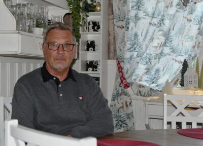 Alajärveläinen Timo Mariapori on yksi ensimmäisistä isänpäivän kunniamerkkien saajista. Isänpäiväkunniamerkki on Suomen Valkoisen Ruusun ritarikunnan I luokan mitali kultaristein.