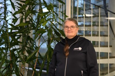 Aana Vainio iloitsee siitä, että Etelä-Pohjanmaan puutarhaperinnettä päästään keräämään uudessa hankkeessa. –Vanhat puutarhat ovat todellisia tiedon aarrearkkuja.