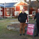 Punaisen Tuvan Viinitila tunnetaan jo hyvin – "Sitten kysytään, että missäs kohtaa se Alajärvi on" Jorma (vas.) ja Jussi Keijonen pyörittävät 180-paikkaista tilausravintolaa ja viinitilaa myymälöineen Alajärven Koskenvarrella. Punaisen tuvan viinitila palkittiin Alajärven vuoden yrityksenä.