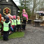 Merja Sillanpään (vas.) ja Anu Hautakankaan luotsaama Sudenpentujen ryhmä sai viisivuotisjuhlaansa tervehdyksen varhaiskasvatusjohtaja Juha Lahdenmäeltä.