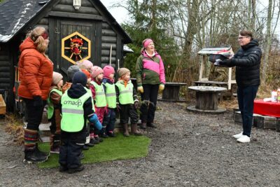 Merja Sillanpään (vas.) ja Anu Hautakankaan luotsaama Sudenpentujen ryhmä sai viisivuotisjuhlaansa tervehdyksen varhaiskasvatusjohtaja Juha Lahdenmäeltä.