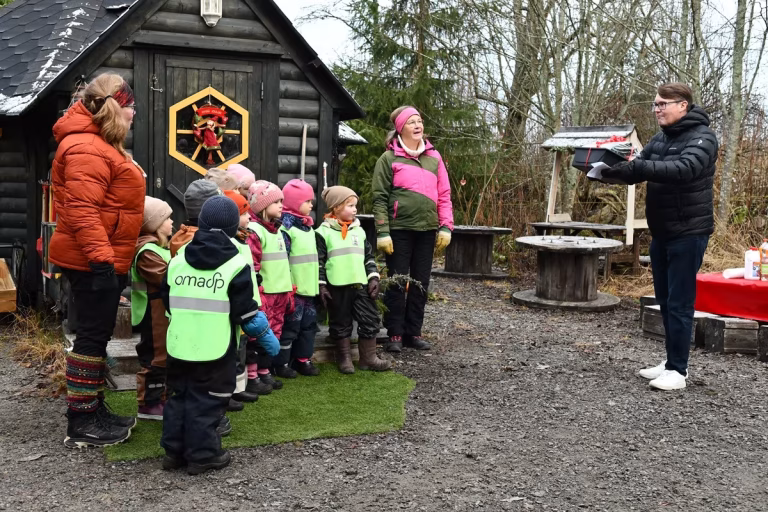 Alajärvellä juhlittiin perjantaina Mäntymäen päiväkodin viisivuotista metsäpäiväkotitoimintaa.