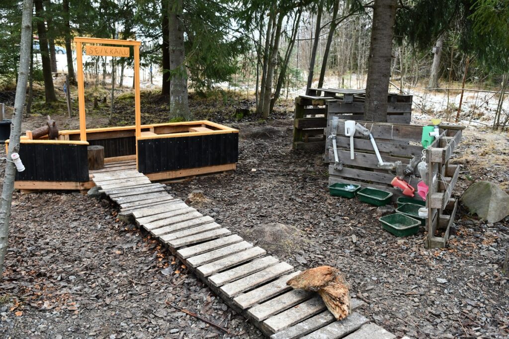 Vävypojan tuomat remontti"jätteet" jalostuivat Sudenpentujen laivaksi, joka koottiin omin voimin.