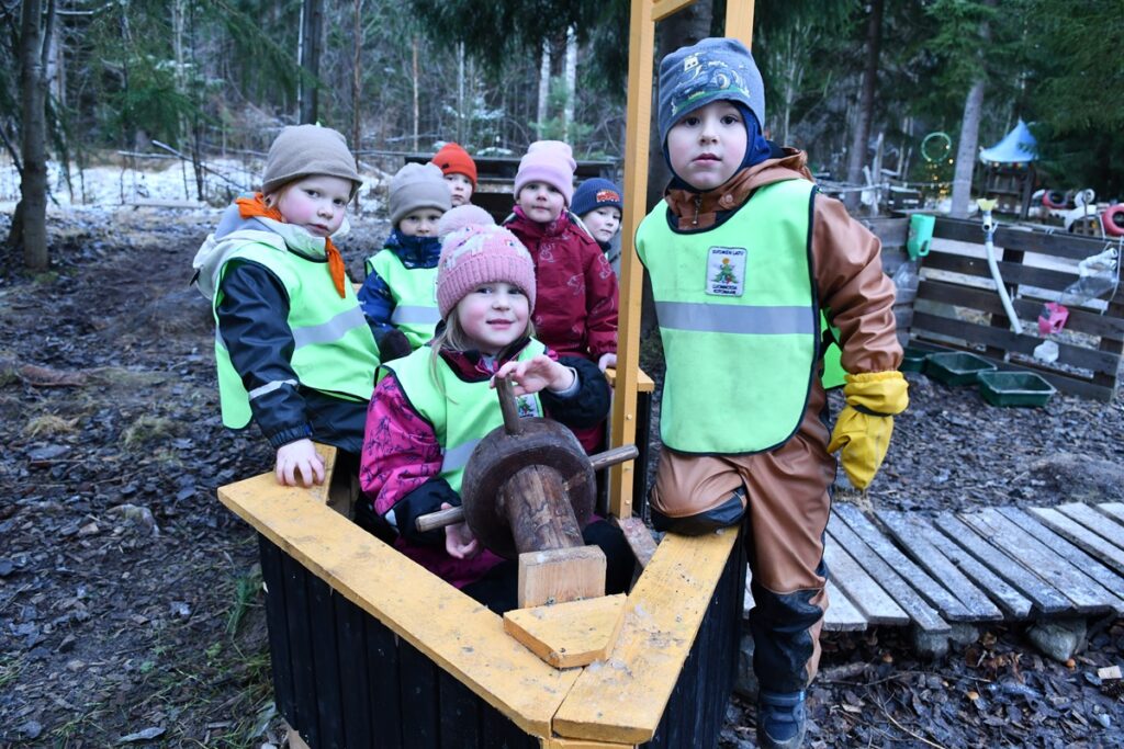 Seikkailu-laivan kyydissä purjehditaan ympäri maailmaa.