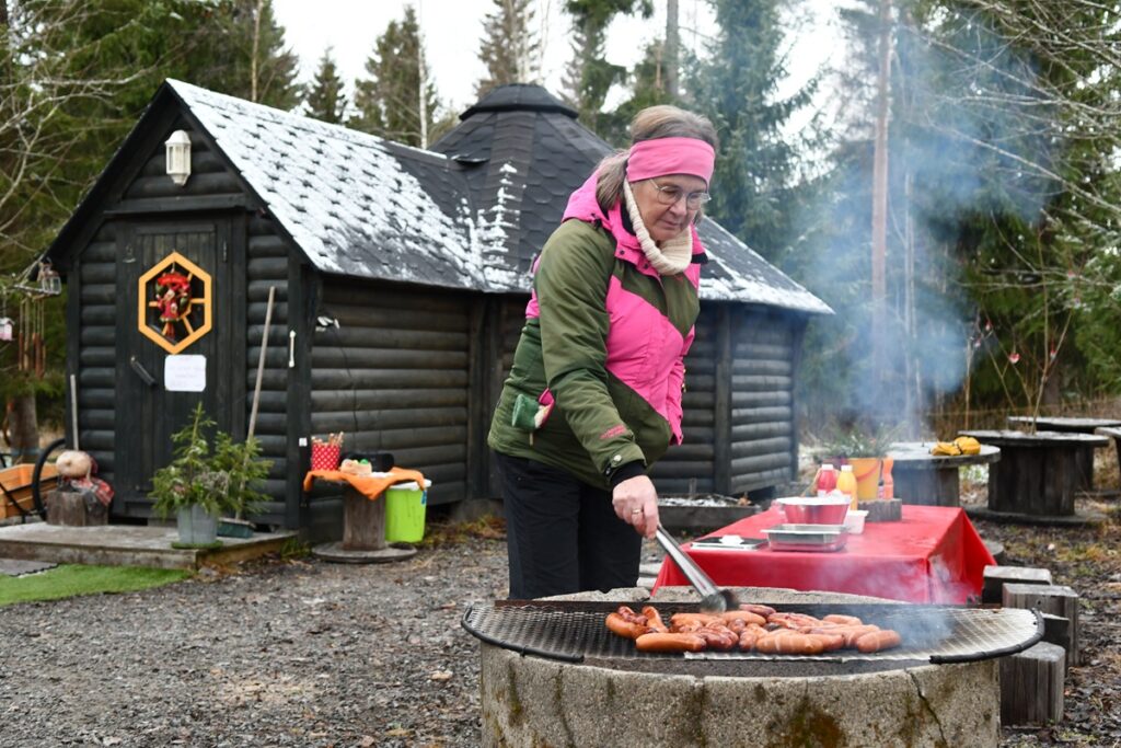 Anu Hautakangas nauttii työpäivistä ulkoillen ja lasten kanssa touhuten.