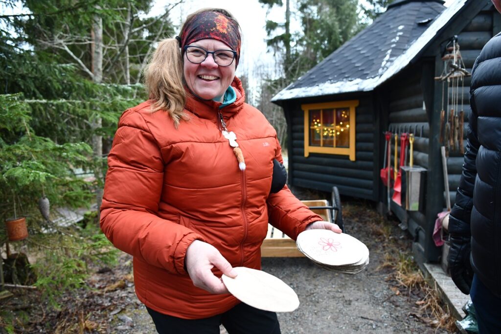Merja Sillanpää käyttää kekseliäisyyttä ja luovuutta paitsi ulkoilmaan sopivien tehtävien laatimisessa lapsille, myös toimintaympäristön kehittämisessä ja somistamisessa.