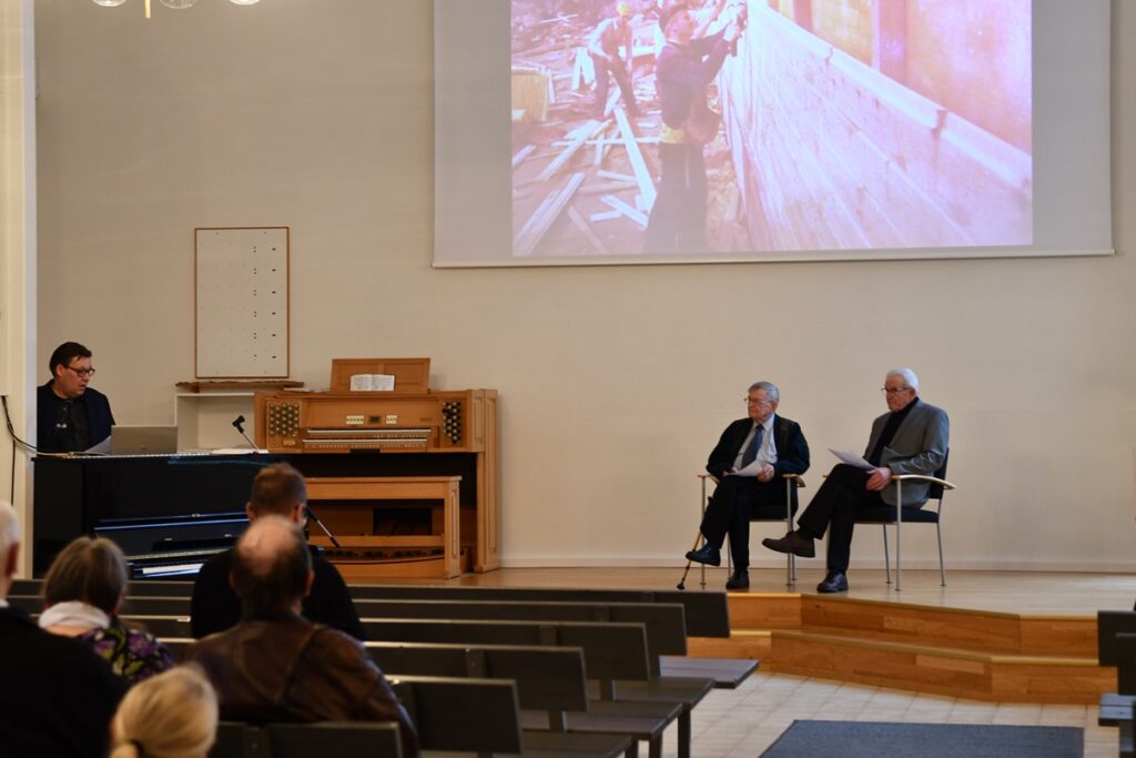 Martti Ranta (vas.) haastatteli Jaakko Isotaloa ja Raimo Hosionahoa Alajärven Rauhanyhdistyksen toimitalon rakentamisesta 50 vuotta sitten.