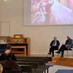 Martti Ranta (vas.) haastatteli Jaakko Isotaloa ja Raimo Hosionahoa Alajärven Rauhanyhdistyksen toimitalon rakentamisesta 50 vuotta sitten.