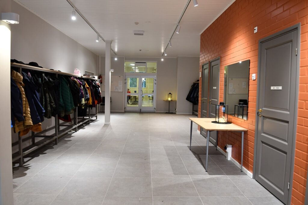 Eteistilat uudistettiin remontissa; osa naulakkotilasta muuttui lastenhoitohuoneeksi, mutta koukkuja jäi vielä väen tarpeisiin riittävästi.