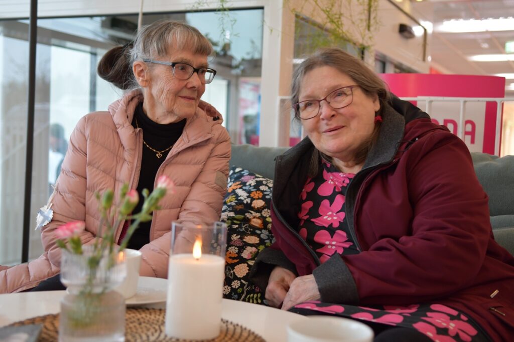 Irja Turja (vas.) ja Eila Pohjonen ystävystyivät, kun Turja halusi jatkoa Pohjosen kirjoittamalle kirjalle.