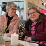 Irja Turja (vas.) ja Eila Pohjonen ystävystyivät, kun Turja halusi jatkoa Pohjosen kirjoittamalle kirjalle.