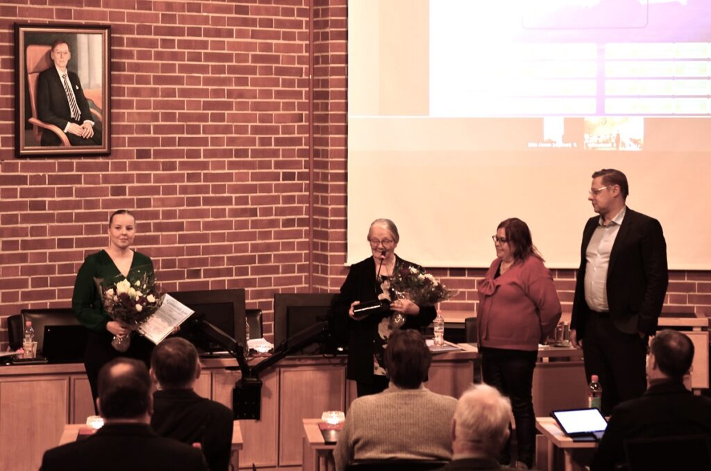 Alajärven kaupunginvaltuustossa luovutettiin vuoden kulttuuripalkinto. Sen saivat Sisko Halonen (2. vas.) ja Säde Alanen (mukana etäyhteydellä). Alasen puolesta kukat nouti Jenna Alanen (vas.). Palkinnon luovuttivat Sari Palmu ja Jaakko Aninko.