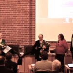 Alajärven kaupunginvaltuustossa luovutettiin vuoden kulttuuripalkinto. Sen saivat Sisko Halonen (2. vas.) ja Säde Alanen (mukana etäyhteydellä). Alasen puolesta kukat nouti Jenna Alanen (vas.). Palkinnon luovuttivat Sari Palmu ja Jaakko Aninko.