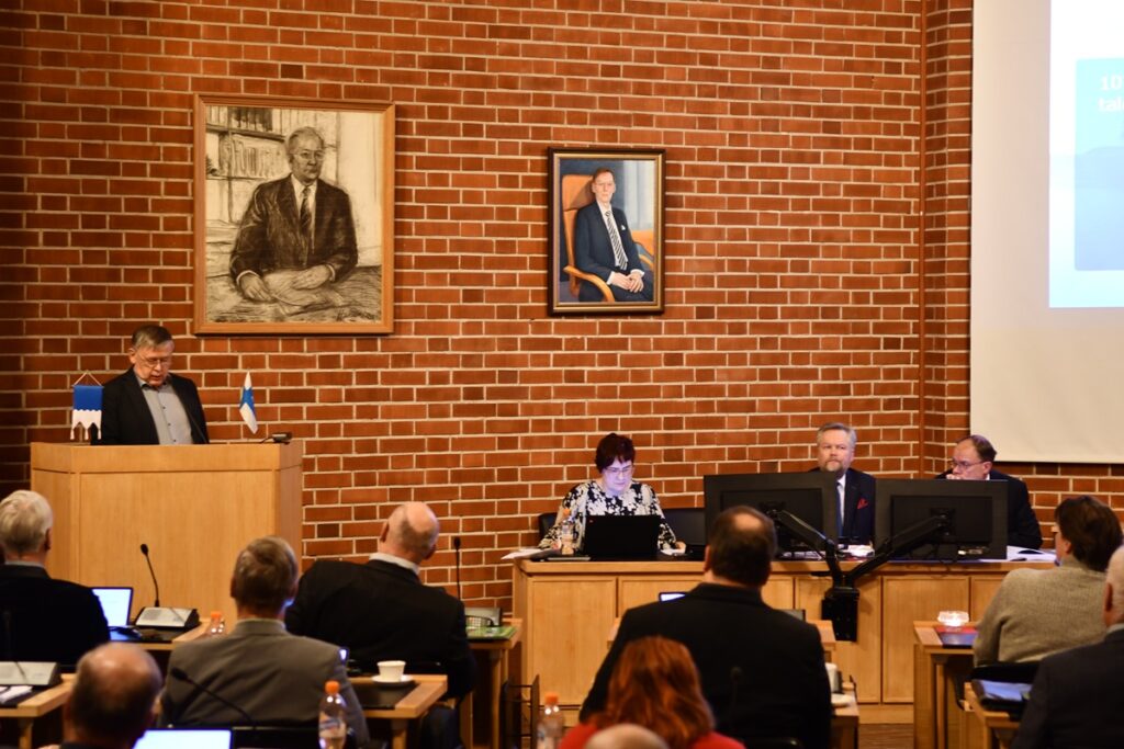 Alajärven vuoden 2026 talousarvio on pitkästä aikaa miinuksella. Kuvassa keskustan ryhmäpuheenvuoroa pitää Esko Rintamäki, pöydä takana Sanna Matintupa, Antti Joensuu ja Vesa Koivunen.