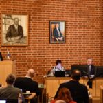 Alajärven vuoden 2026 talousarvio on pitkästä aikaa miinuksella. Kuvassa keskustan ryhmäpuheenvuoroa pitää Esko Rintamäki, pöydä takana Sanna Matintupa, Antti Joensuu ja Vesa Koivunen.