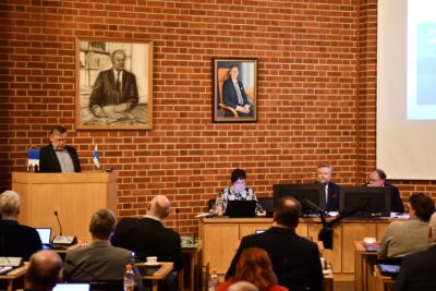 Alajärven vuoden 2026 talousarvio on pitkästä aikaa miinuksella. Kuvassa keskustan ryhmäpuheenvuoroa pitää Esko Rintamäki, pöydä takana Sanna Matintupa, Antti Joensuu ja Vesa Koivunen.