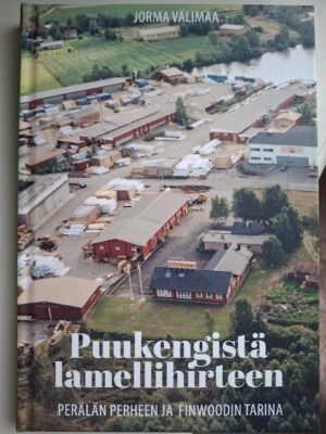 Puukengistä lamellihirteen Perälän perheen ja Finwoodin tarina -kirja kertoo Eemeli Perälän aloittaman puuteollisuuden kehityksestä Hoiskossa.