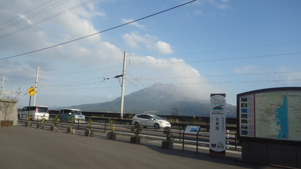 Sengan-enin edustalta näkyi hienosti aktiivinen Sakurajiman tulivuori, joka päästi tuhkapilven viikkoa vierailun jälkeen.