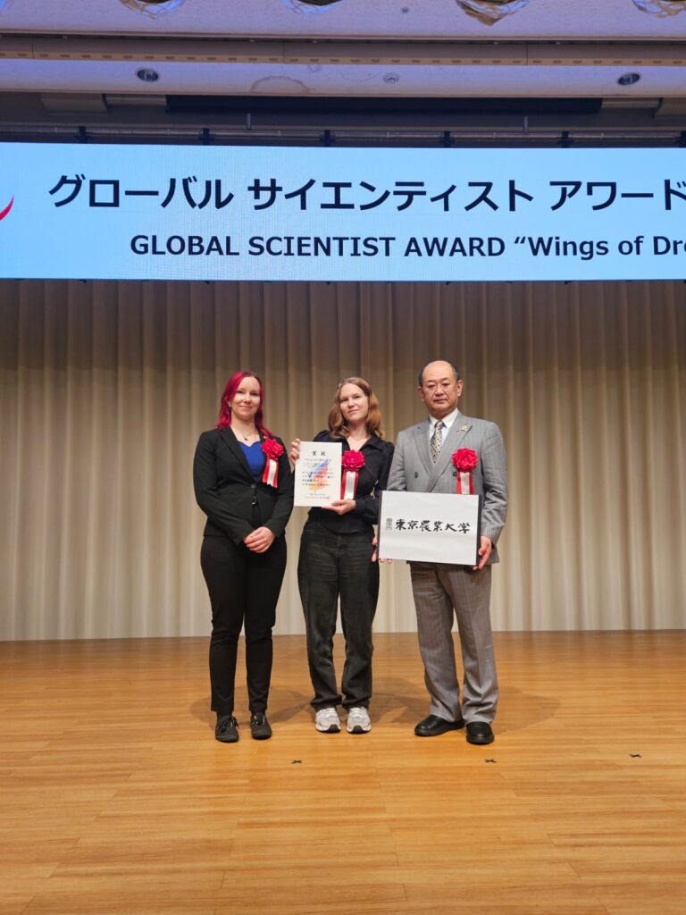 Emmi Seppälä, Sanja Hosionaho ja Fumio Eguchi, Tokion maataloustieteiden yliopiston professori.