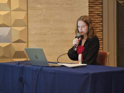 Sanja Hosionaho esitteli GSA-kilpailussa tutkimuksensa, jossa perehtyi eri lannoitteiden vaikutukseen basilikan kasvatuksessa.