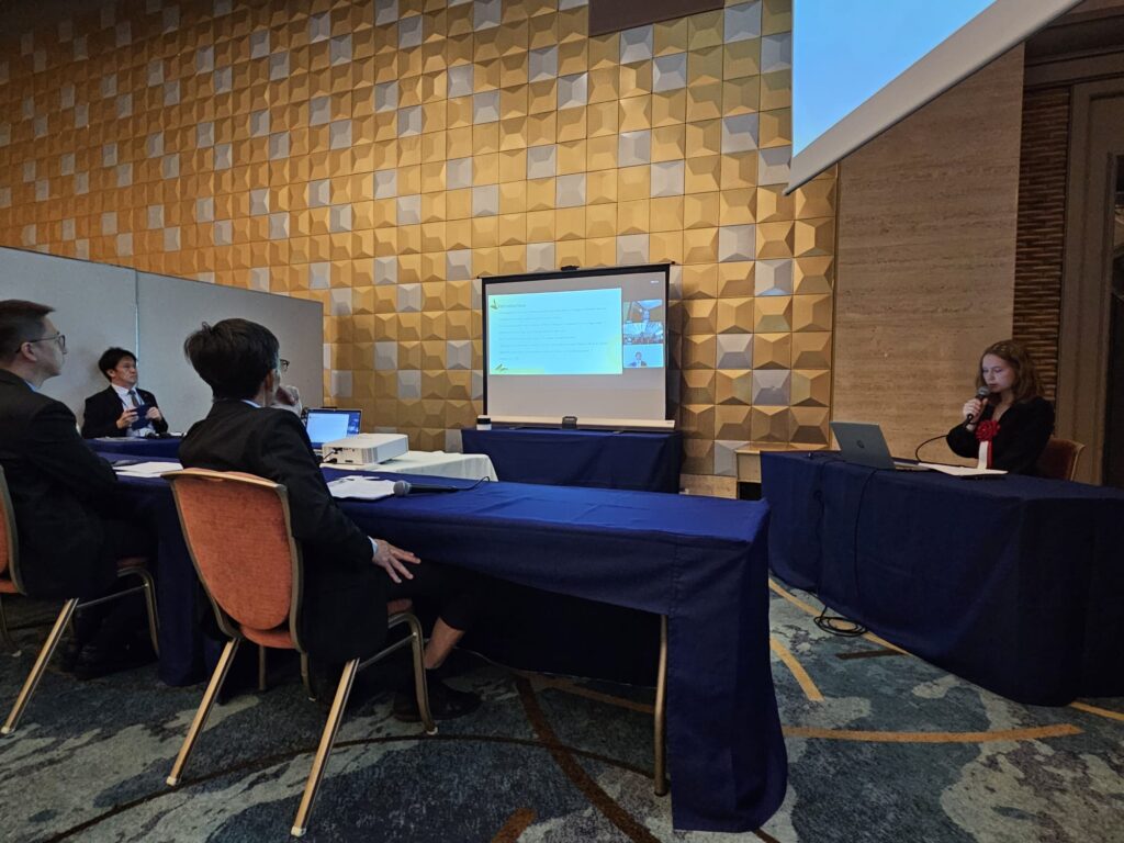 Raati kuunteli kiinnostuneena esityksiä. Toisella kierroksella finalistit esittivät tutkimuksensa koko yleisölle.