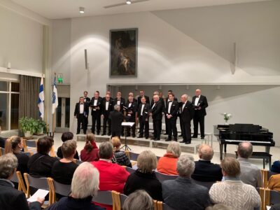 Vimpelin Mieslaulajat esiintyivät yli sadan kuorolaisen yhteiskonsertissa Lapualla marraskuun puolivälissä. Seuraavan kerran kuoroa voi kuulla itsenäisyyspäivän jumalanpalveluksessa Vimpelin kirkossa ja sankarihaudan seppeleen laskun jälkeen kirkkopihassa. Joulupäivänä on kirkossa perinteinen juhlakonsertti.