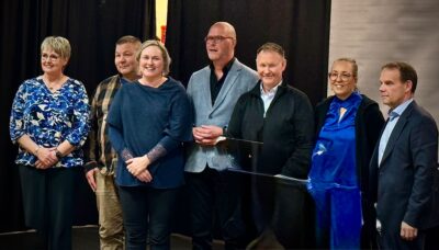 Perussuomalaisten piiri kokousti Alajärvellä. Kuvassa kokouksen puheenjohtaja Jari Hämeenniemi (Alajärvi) (oik.), piirisihteeri Erja Gadd (Ähtäri), nykyinen puheenjohtaja Esa Kannelmaa (Laihia), Valittu puheenjohtaja Jouni Vallin (Kurikka), sekä kansanedustajat Pia Sillanpää, Juha Mäenpää ja Anne Rintamäki.