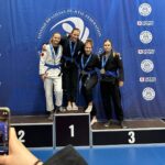 Emilia Kujala (toinen oikealta) SM-mitalistien yhteiskuvassa. Kuva: ViVe.