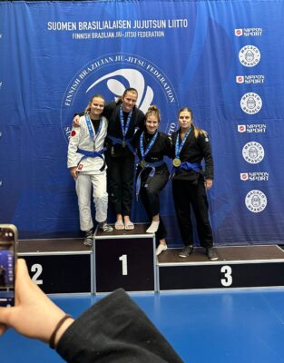 Emilia Kujala (toinen oikealta) SM-mitalistien yhteiskuvassa. Kuva: ViVe.