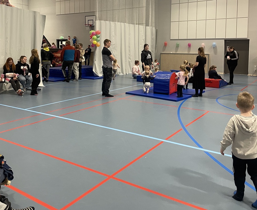 Maksuton Iloinen päivä -tapahtuma keräsi satakunta osallistujaa yhteiskoulun liikuntasaliin. Tarjolla oli puuhaa kouluikäisille ja sitä nuoremmille. Kuvat: Anna Sarkaranta.